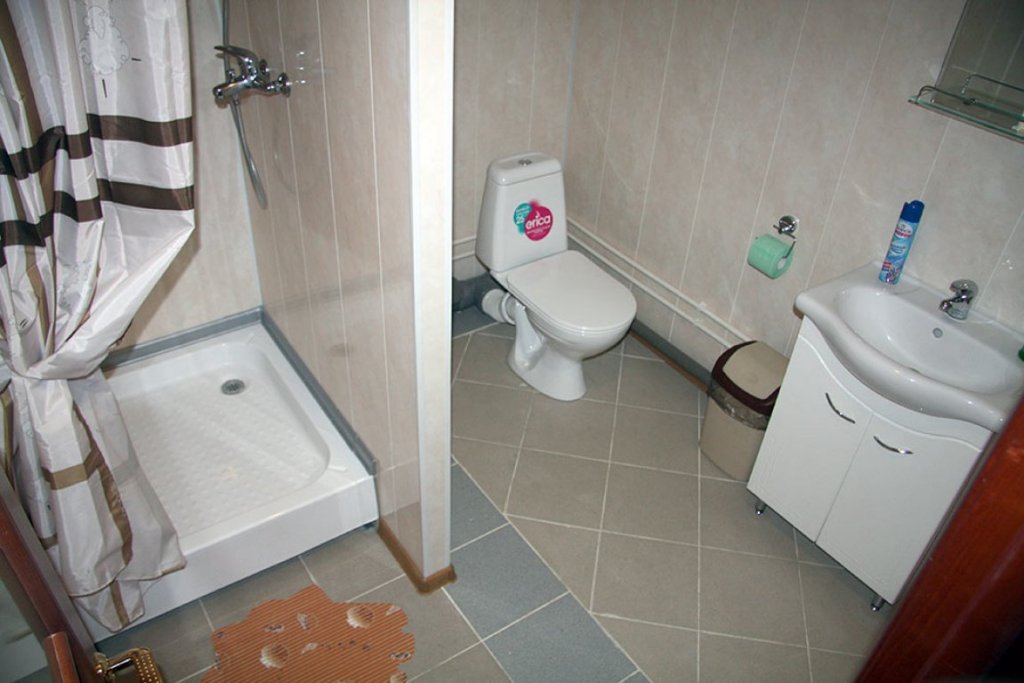 Ванна в общежитии. Санузел в комнате общежития. Туалет в комнате общежития. Душевая в комнате общежития.